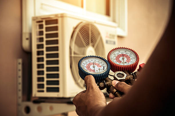 Professional Heat Pump Repair technician working in Itasca, TX